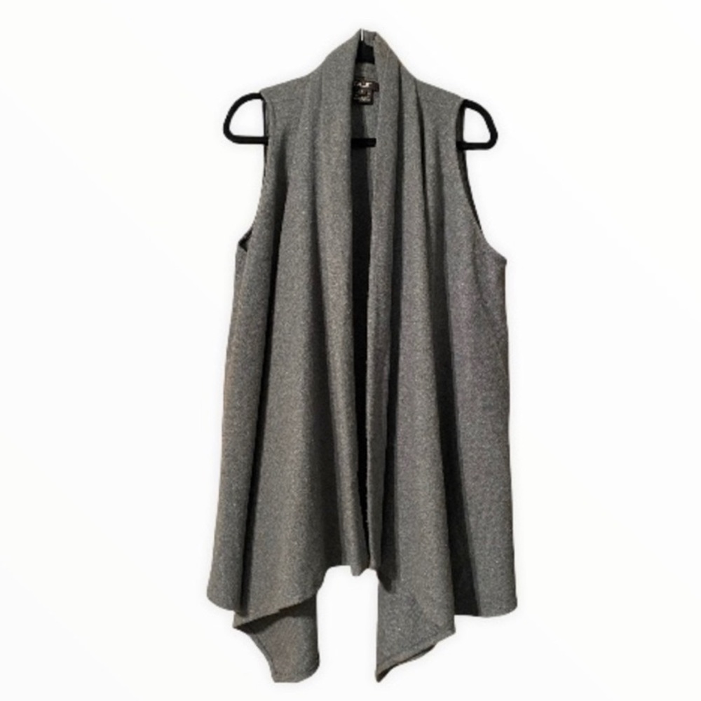 TALIE GREY SLEEVELESS VEST SIZE LARGE- MEDIUM WEIGHT- FLIP COLLAR